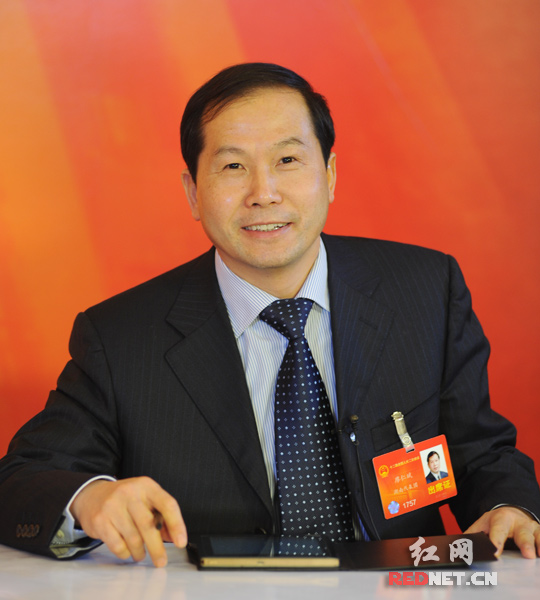 访谈中,廖仁斌围绕国家大数据发展、手机垃圾短信治理两大问题,与网友分享自己的看法和建议。摄影 章尧