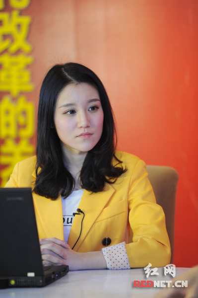 主持人黄敬正在进行提问。摄影 章尧