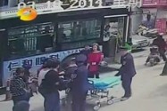 湘潭：公交车乘客突发心绞痛 女司机驾车直奔医院