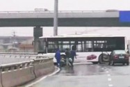 公交车离奇事故 横卡于匝道