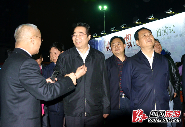 凤凰古城文化旅游投资股份有限公司董事长叶文智向湖南省委常委、省委宣传部部长许又声等领导介绍《烟雨凤凰》。