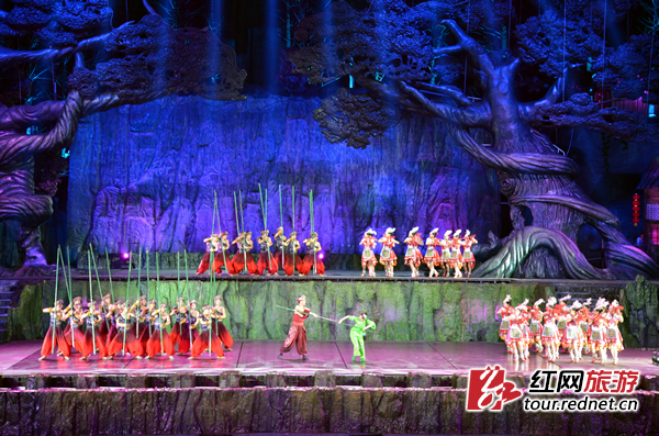 大型民俗情景剧《烟雨凤凰》在凤凰古城首演。