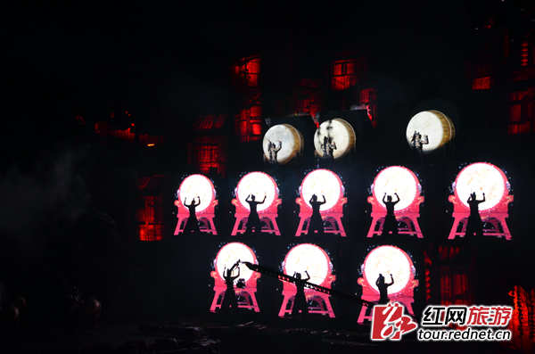 现场一景，演出运用了丰富的声、电、光、水等舞台效果。