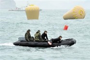 [视频]韩国潜水员在沉船客舱发现遇难乘客遗体