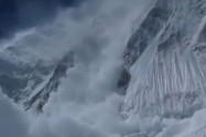[视频]疑似珠峰雪崩现场画面曝光 雪块瞬间倾下
