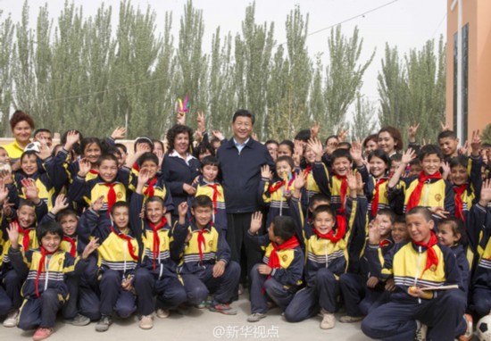 [视频]习近平看望新疆喀什托克扎克镇中心小学师生