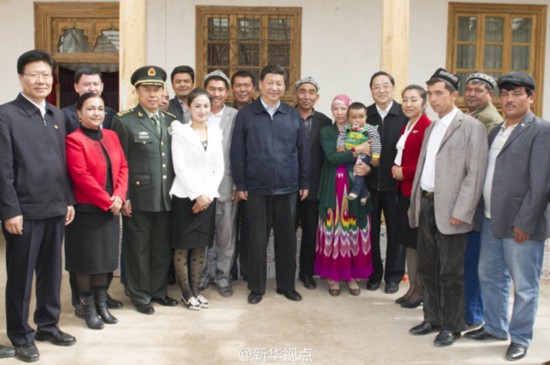 [视频]习近平看望新疆喀什托克扎克镇中心小学师生