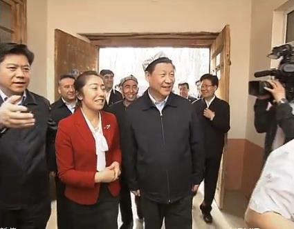 [视频]新疆喀什阿亚格曼干村村民为习近平戴上维吾尔族花帽