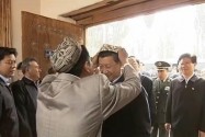 [视频]维吾尔族村民给习近平戴花帽