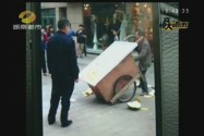 直击长沙城管执法难题：手机实拍摊贩抱榴莲砸城管