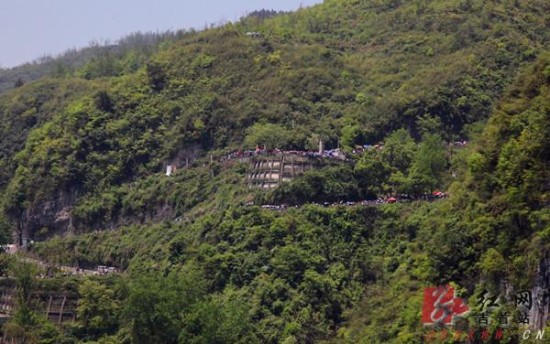 湘西苗家绝技传人龙光青矮寨大桥上表演上刀梯