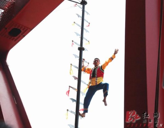 湘西苗家绝技传人龙光青矮寨大桥上表演上刀梯