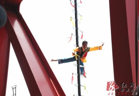 湘西苗家绝技传人龙光青矮寨大桥上表演上刀梯