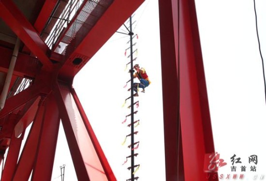 湘西苗家绝技传人龙光青矮寨大桥上表演上刀梯