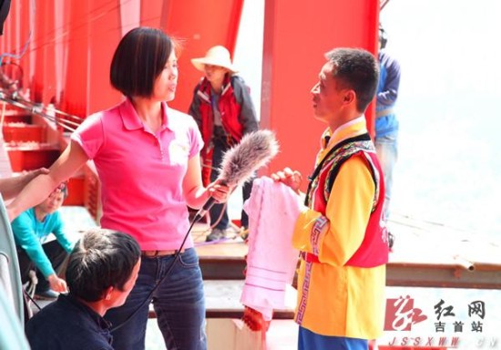 湘西苗家绝技传人龙光青矮寨大桥上表演上刀梯