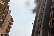 [视频]上海两消防员被热浪吹下13楼 手拉手坠楼殉职