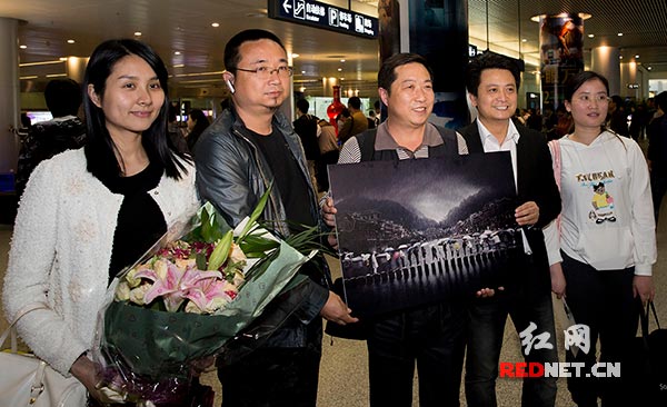 5月4日下午，在今年世界摄影组织（WPO）主办的索尼世界摄影奖评选中荣获公开赛世界总冠军的摄影师陈利（左三）返回家乡湖南，抵达长沙黄花国际机场。