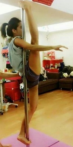 [视频]蔡依林半夜倒立折腰 称发型撞周星驰