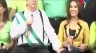 [视频]玻利维亚市长摸女记者大腿被拍 公开道歉