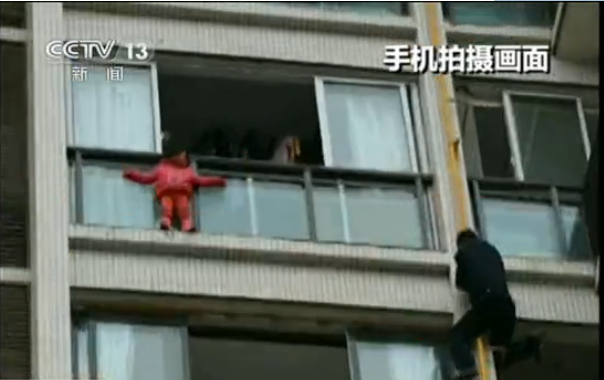 [视频]女童悬7楼窗外 勇敢保安爬管道救援