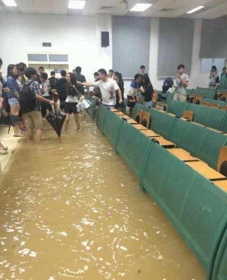 [视频]珠海遭暴雨袭击 大学生在齐膝积水中考试（图）