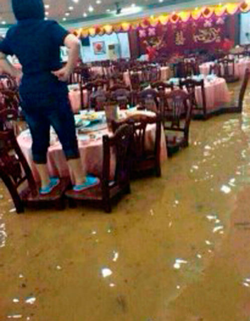 [视频]广州中山一婚宴遇瓢泼大雨亲友穿雨衣吃饭