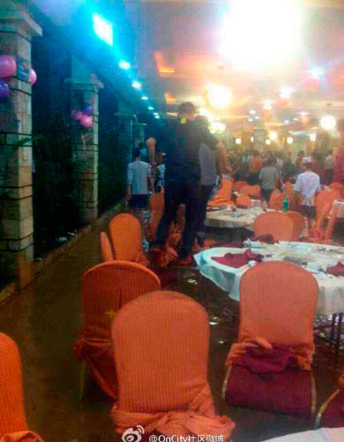 [视频]广州中山一婚宴遇瓢泼大雨亲友穿雨衣吃饭