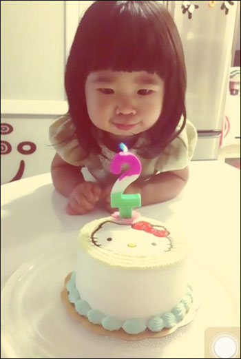 [视频]曹格女儿撞脸韩国正太 与Kimi初吻照曝光