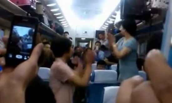 [视频]广场舞走进火车！大妈车厢飙舞气氛热烈