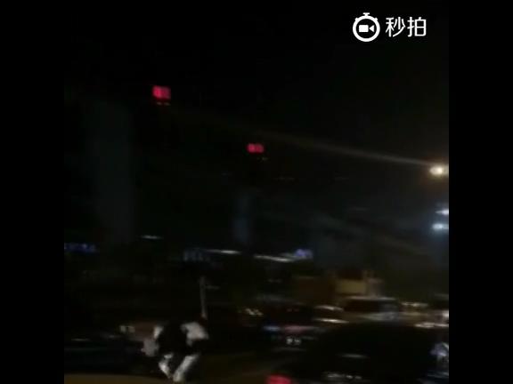 [视频]实拍北京1只鸵鸟夜晚在街头奔跑