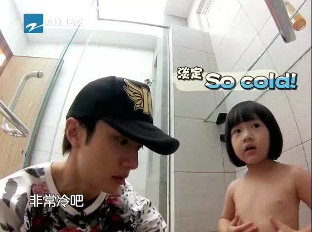 [视频]吴尊上综艺 为女儿裸身洗澡惹争议