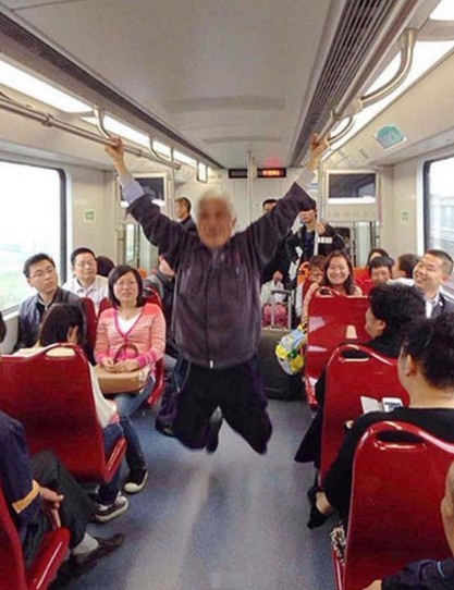 [视频]老人地铁车厢中练双杠后空翻惊呆众人