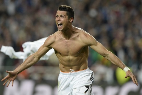 [视频] 拉莫斯神奇头槌贝尔C罗破门 皇马逆转夺冠