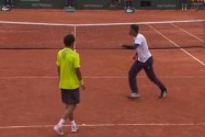 [视频]法网赛事因下雨延迟 两选手斗舞愉悦观众