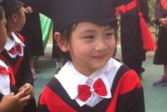 [视频]森碟幼儿园毕业 穿学士服被赞“少年版赫敏”(图)