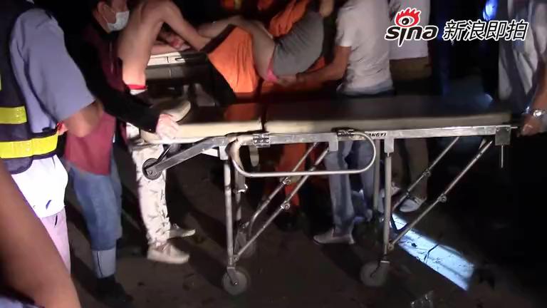 [视频]温州两女一男车震出车祸 赤裸被困车内