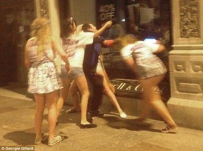 [视频]英国醉酒女孩群殴乞讨流浪汉脱其裤子