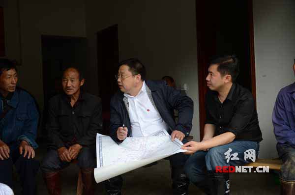 5月22日，舒溶溪乡火炉溪村，溆浦县委书记蒙汉与当地村民一起讨论断头路施工的方案。