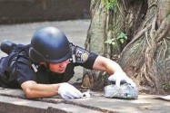 [视频]男子温州引爆炸弹 警察徒手拆炸弹