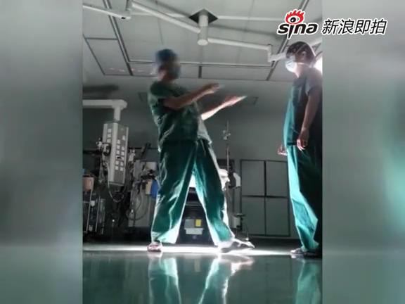 [视频]医生手术室斗舞新网络神曲《小苹果》