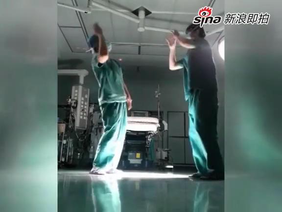 [视频]医生手术室斗舞新网络神曲《小苹果》