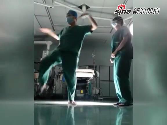 [视频]医生手术室斗舞新网络神曲《小苹果》
