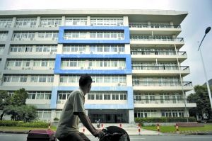 [视频]广州大学城一男子跳楼坠亡 疑赌球输球