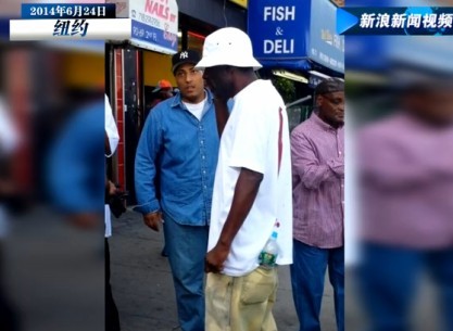 [视频]男子背部被插刀 淡定打电话与亲友话别