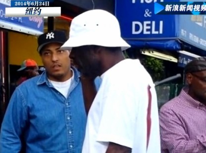 [视频]男子背部被插刀 淡定打电话与亲友话别