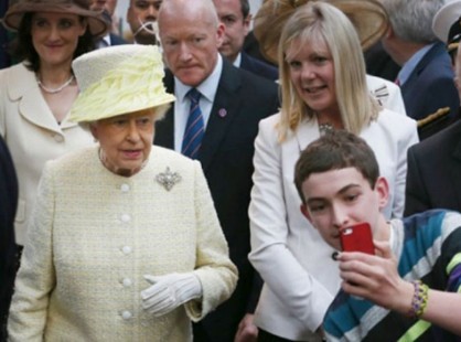 [视频]英国女王视察闹市 少年趁机自拍抢镜