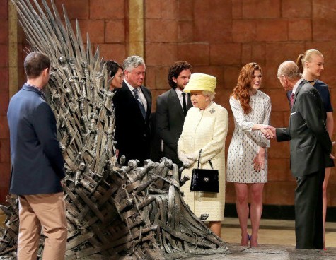 [视频]英国女王视察闹市 少年趁机自拍抢镜