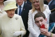 [视频]英国女王视察闹市 少年趁机自拍抢镜