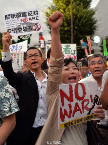 [视频]实拍日本民众万人示威 要求安倍下台