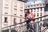 [视频]赵薇老公带女儿坐旋转木马 桥上看风景（图）